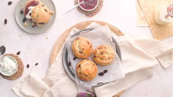 Scones Com Geléia Morango Creme Coagulado Com Leite Servido Garrafa — Vídeo de Stock