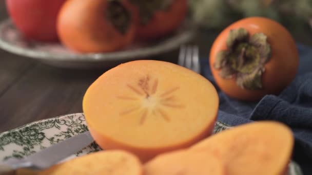 Délicieux Kaki Orange Sur Table Bois — Video