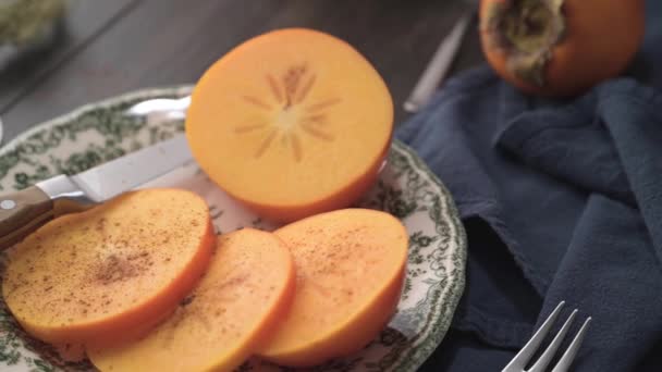 Délicieux Kaki Orange Sur Table Bois — Video