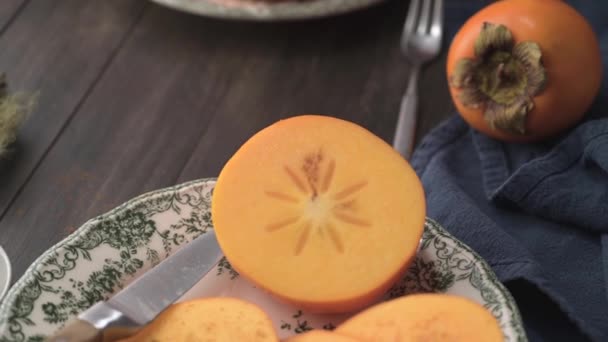 Délicieux Kaki Orange Sur Table Bois — Video