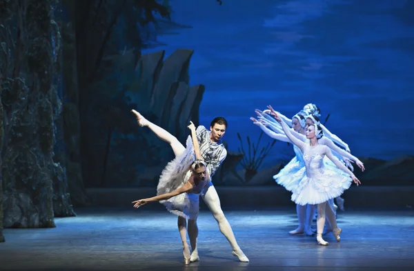 Классическое балетно-лебединое озеро — стоковое фото
