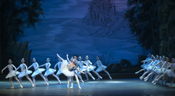 Классическое балетно-лебединое озеро — стоковое фото