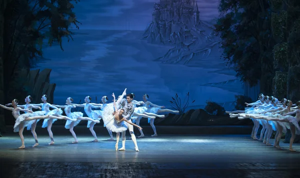 经典芭蕾舞团 — — 天鹅湖 — 图库照片