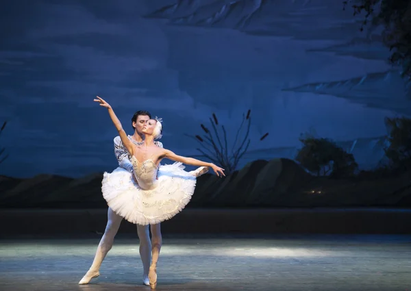 El clásico lago de los cisnes de ballet — Foto de Stock
