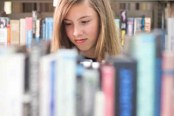 Meisje in bibliotheek — Stockfoto