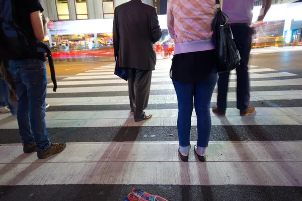 NYC voetgangers bij nacht — Stockfoto