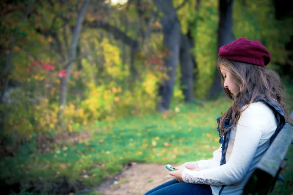 Herbst Mädchen mit Handy — Stockfoto