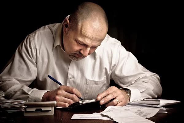 Hombre pagando facturas — Foto de Stock