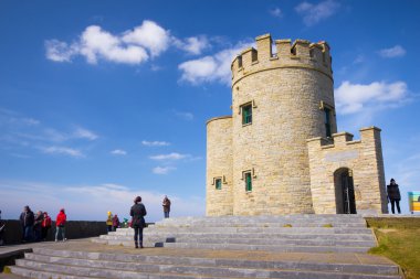 O'Briens Moher kayalıklarla kule