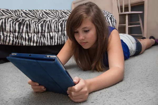 Девушка с электронной книгой — стоковое фото