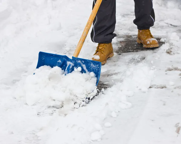 Paleando nieve — Foto de Stock