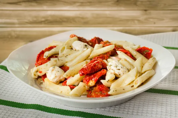 Penne makarna yemek — Stok fotoğraf