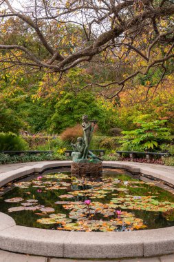 New York City 'deki Central Park' ın güzel manzarası. Manhattan, Konservatuar Bahçesi 'nde. Çeşmeli ve heykelli.