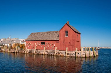 Tarihi kırmızı balıkçı kulübesi, Motif No. 1, güneşli bir günde New England 'ın Rockport Massachusetts sahil köyünde görüldü.