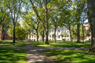 Cambridge, Massachusetts - 6 Ekim 2021: Güneşli bir öğleden sonra tarihi Harvard Üniversitesi 'nden görüntü. 