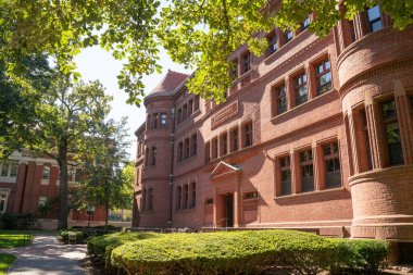 Cambridge, Massachusetts - 6 Ekim 2021: Güneşli bir öğleden sonra tarihi Harvard Üniversitesi 'nden görüntü. 