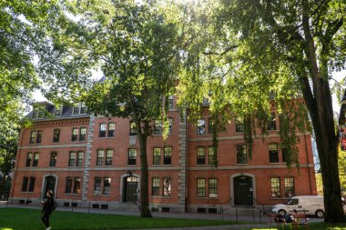 Cambridge, Massachusetts - 6 Ekim 2021: Güneşli bir öğleden sonra tarihi Harvard Üniversitesi 'nden görüntü. 