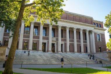 Cambridge, Massachusetts - 6 Ekim 2021: Güneşli bir öğleden sonra tarihi Harvard Üniversitesi 'nden görüntü. 