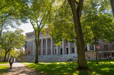 Cambridge, Massachusetts - 6 Ekim 2021: Güneşli bir öğleden sonra tarihi Harvard Üniversitesi 'nden görüntü. 