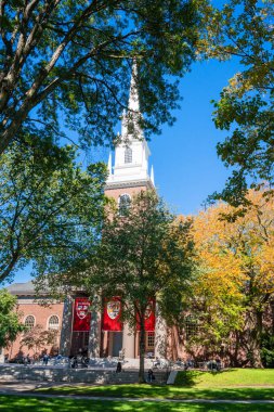 Cambridge, Massachusetts - 6 Ekim 2021: Güneşli bir öğleden sonra tarihi Harvard Üniversitesi 'nden görüntü. 