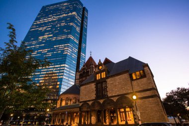 Boston, Massachusetts - 6 Ekim 2021: John Hancock Kulesi 'nin arka planda görüldüğü tarihi Trinity Kilisesi