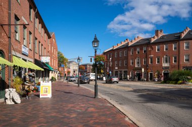 Newburyport, Massachusetts - 7 Ekim 2021: Massachusetts 'in tarihi liman kenti Newburyport' taki sokak sahnesi Pazar Meydanı 'nın turistik alanından görüldü.
