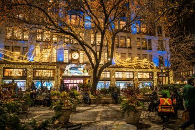 New York City, New York, ABD - 15 Aralık 2021: Herald Square, Manhattan 'daki Macy mağazasının tarihi Noel süslemeleri gece aydınlandı. 