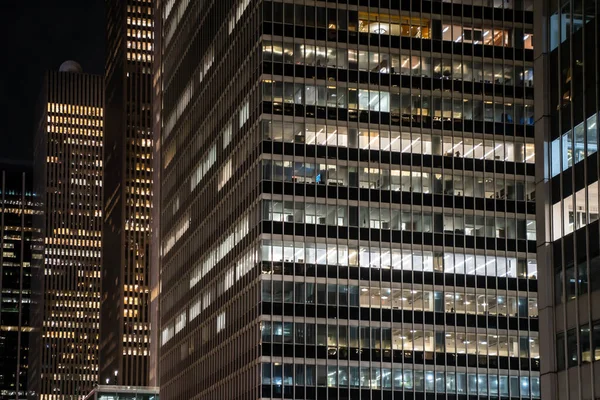 Modern New York City Office Building Seen Night Lit Windows — Zdjęcie stockowe