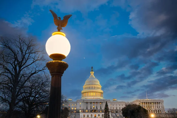 Kilátás Egyesült Államok Capitol Épület Utcai Fény Amerikai Sas Előtérben — Stock Fotó
