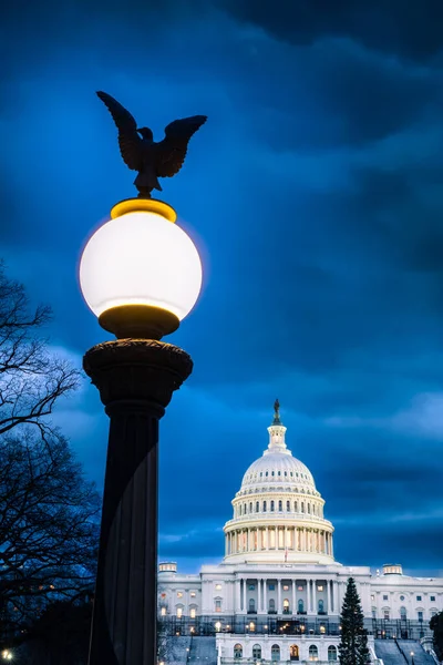 Kilátás Egyesült Államok Capitol Épület Utcai Fény Amerikai Sas Előtérben — Stock Fotó