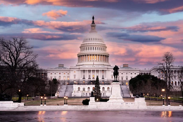 Blick Auf Das Kapitol Der Vereinigten Staaten Mit Buntem Sonnenuntergangshimmel — Stockfoto