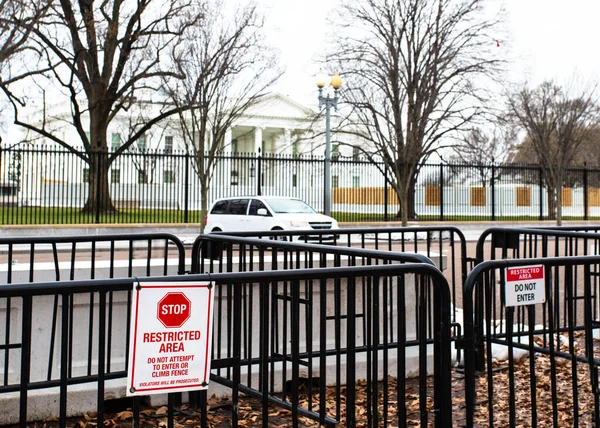 Panneau Avertissement Zone Réglementée Sur Clôture Barricade Entourant Maison Blanche — Photo