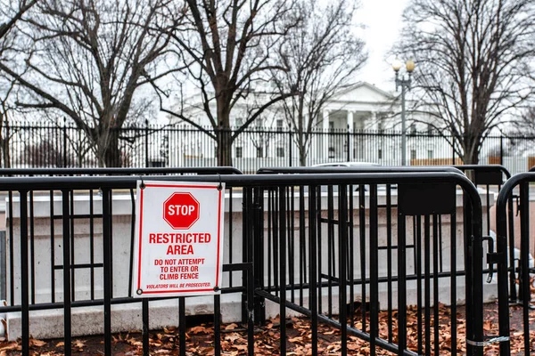 Tiltott Terület Figyelmeztető Tábla Washington Fehér Házat Körülvevő Barikád Kerítésen — Stock Fotó