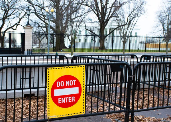 Tiltott Terület Figyelmeztető Tábla Washington Fehér Házat Körülvevő Barikád Kerítésen — Stock Fotó