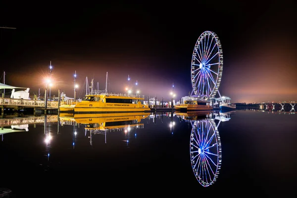 Gyönyörű Éjszakai Jelenet National Harbor Maryland Vízparton Csónakokkal Óriáskerékkel — Stock Fotó