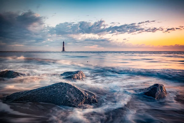 Marea Oceánica Rocas Con Faro Distancia Vista Durante Colorido Amanecer — Foto de Stock