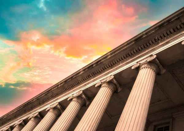Klassische Säulen Auf Regierungsgebäuden Mit Buntem Himmel — Stockfoto