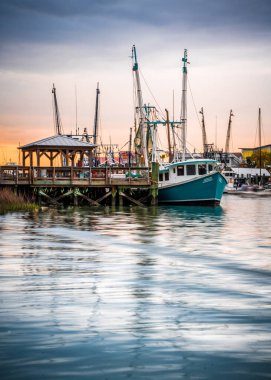 Renkli balıkçı iskelesi ve tekneler, Charleston Güney Carolina