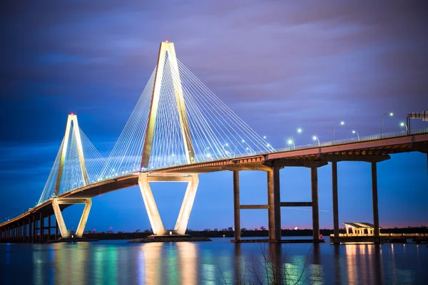 アーサー レイヴネル ジュニア橋はサウスカロライナ州チャールストンのライトで夜に見られた — ストック写真