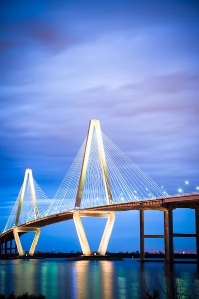 アーサー レイヴネル ジュニア橋はサウスカロライナ州チャールストンのライトで夜に見られた — ストック写真