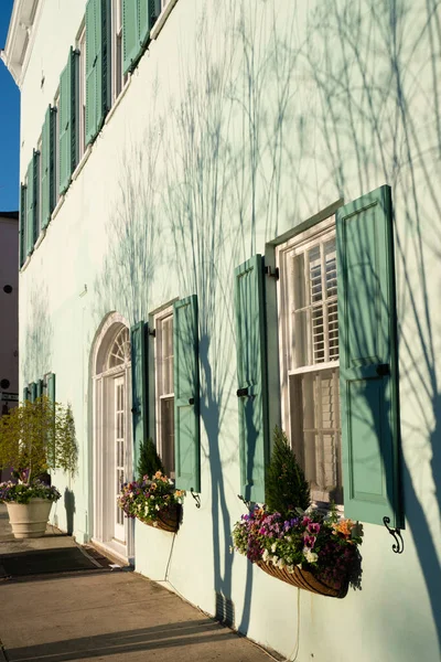전형적 주택들을 구경할 수있는 역사적 찰스턴 사우스 캐롤라 이나의 — 스톡 사진