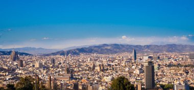 Güneşli bir günde Barselona İspanya Panoraması Montjuic 'ten görüldü..