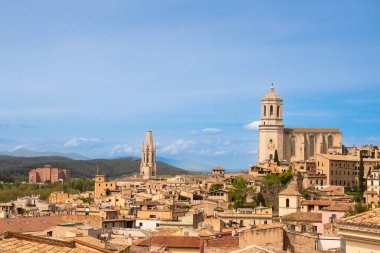 Güzel Ortaçağ şehri Girona İspanya yüksek bir yerden görüldü