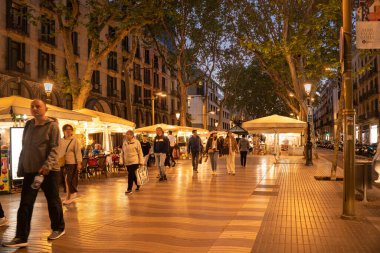 Barselona, İspanya - 25 Nisan 2022: Barcelona 'daki tarihi La Rambla şehri boyunca bir sokak sahnesi.