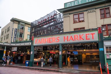Seattle, Washington, ABD - 3 Haziran 2022: Tarihi Pike Place Halk Pazarı Seattle Washington 'dan görüldü.