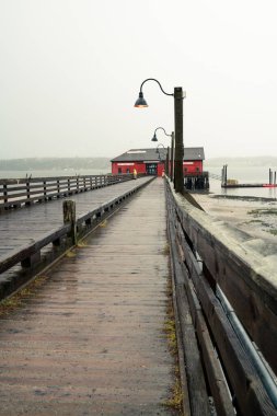 Coupeville Washington 'dan Whidbey Adası' ndaki rıhtım ve tarihi bina manzaralı yağmurlu bir günde