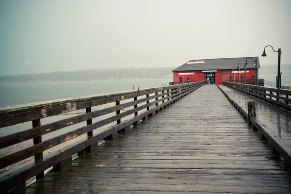 Widok Coupeville Washington Whidbey Island Molo Zabytkowym Budynku Perspektywie Deszczowy — Zdjęcie stockowe