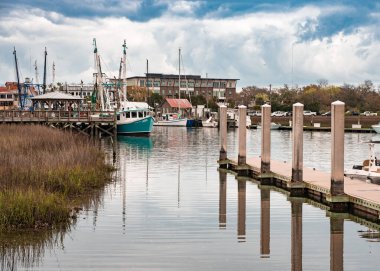 Charleston, Güney Carolina - 18 Mart 2022 Charleston kıyısı boyunca karides tekneleri ve balıkçı limanı manzarası. 