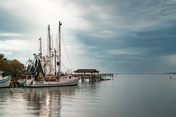 Чарльстон Южная Каролина Марта 2022 Вид Креветочные Лодки Рыболовные Причалы — стоковое фото