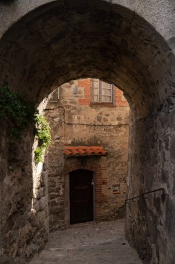 Ortaçağ Avrupa köyünden kalma antik taş mimarisi